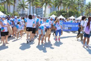 Voluntários fazem mutirão de limpeza em praia de Santos
