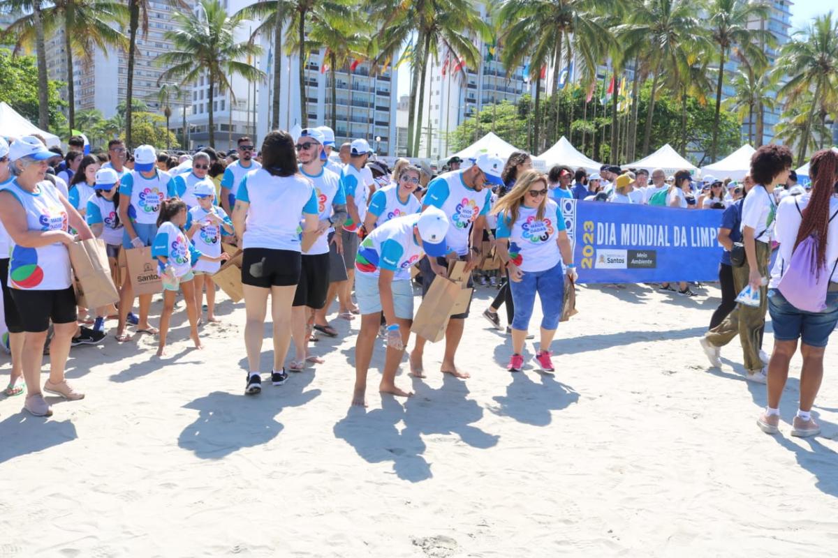 Voluntários fazem mutirão de limpeza em praia de Santos | Jornal da Orla