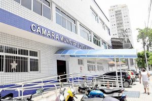 Câmara de Guarujá homenageia profissionais da educação