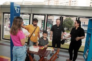 Estações do VLT de Santos ganham estantes com livros gratuitos