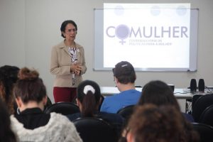 Palestra sobre formas de combater a violência contra mulher, em Santos