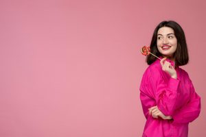 Mulheres de camiseta rosa podem fazer passeio de bonde grátis em Santos nesta quinta