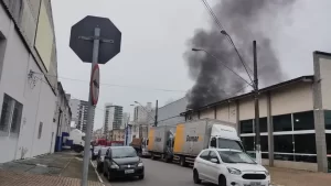 Incêndio atinge galpão em Praia Grande