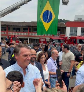 Bolsonaro é chamado de “mito” em visita a Santos
