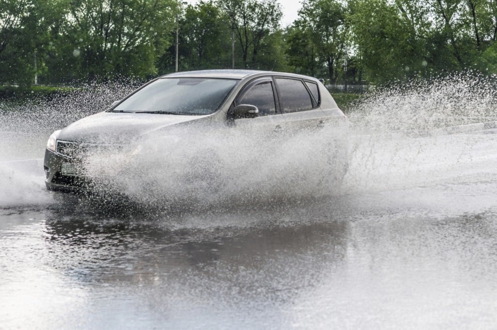 Como passar com o carro na enchente