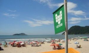 Bandeira vermelha ou verde na praia: fique atento à balneabilidade