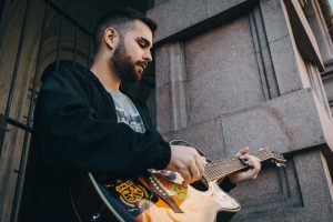 Músico santista lança novo single com influências da Bossa Nova e MPB