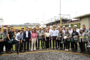 Ministro inaugura píer para granéis líquidos