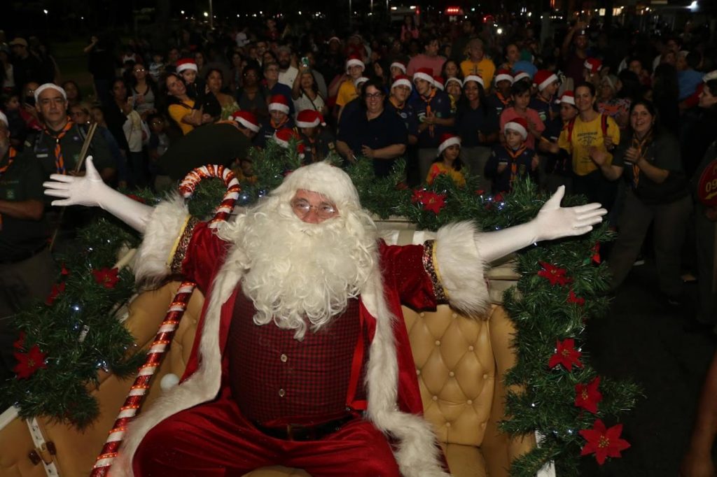 11ª Parada de Natal parte da orla com destino a shopping de Santos