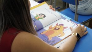 Guarujá entrega 52 mil livros personalizados