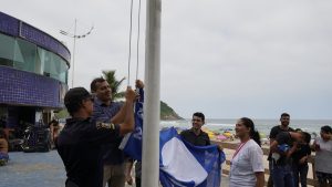 Prefeitura de Guarujá hasteia 14ª Bandeira Azul na Praia do Tombo