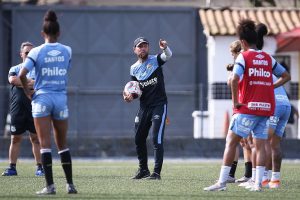 Ex-técnico do Santos e da Seleção denuncia jogadora