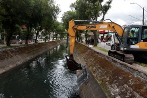 Canal 1, em Santos, recebe serviço de desassoreamento