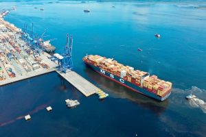 Maior navio da história do Porto de Santos atraca nesta quinta