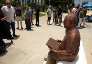 Novo Quebra-Mar em Santos ganha escultura em homenagem a Roberto Mário Santini