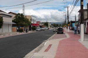 Avenida Álvaro Guimarães, recebe novos postes de iluminação