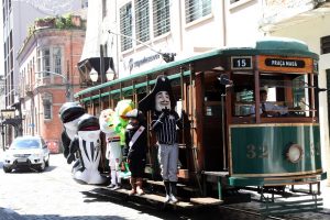 Mascotes de clubes brasileiros visitam o Museu Pelé e o bonde de Santos