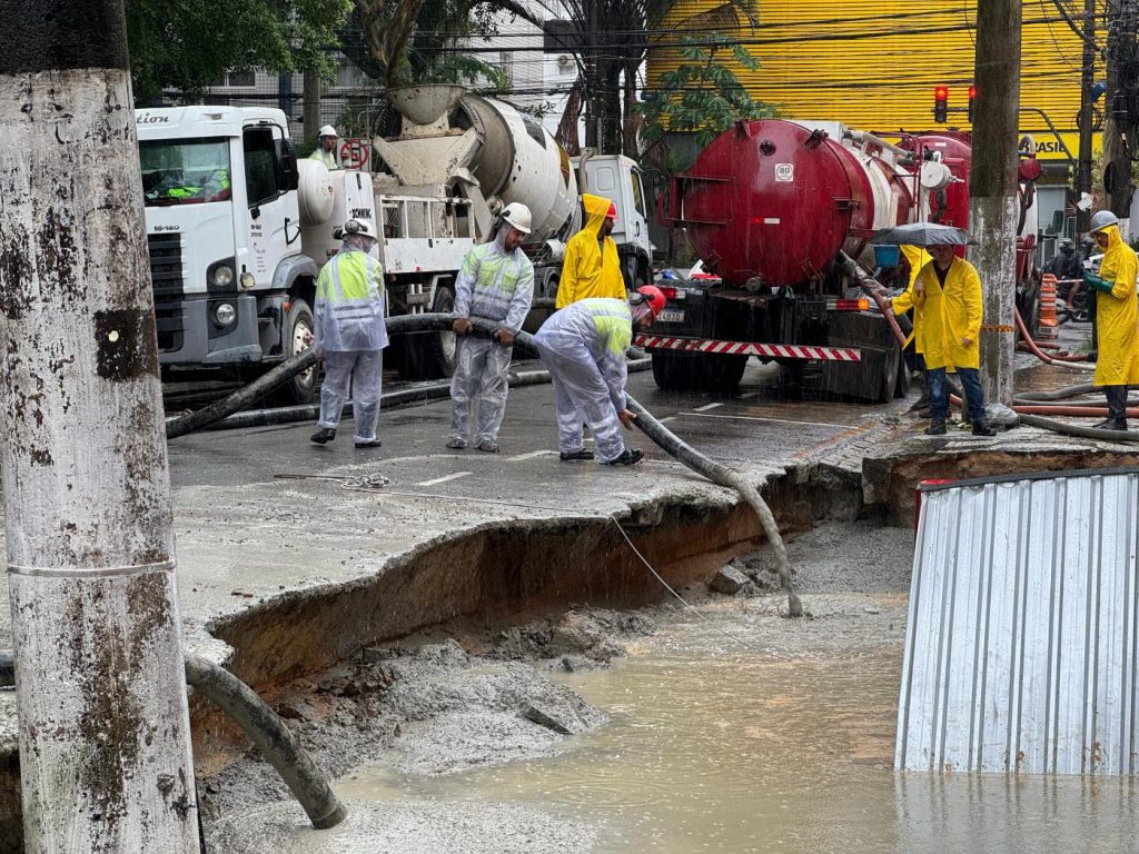 Construtora inicia reparos após solapamento de calçada no Gonzaga