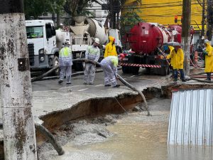 Construtora inicia reparos após solapamento de calçada no Gonzaga