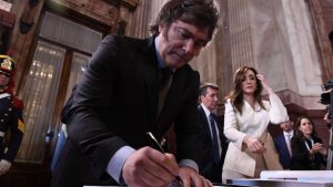Javier Milei decreta intervenção na mídia estatal Argentina