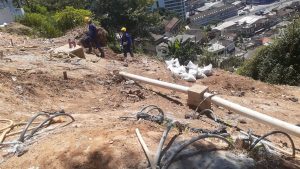 Reconstrução da encosta do Morro do Pacheco começa com remoção de lixo