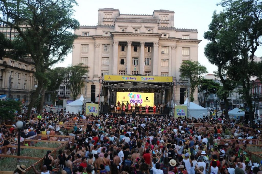 Em quatro dias de folia, Santos reúne mais de 110 mil pessoas no Carnaval