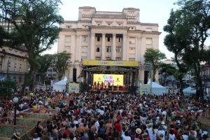 Em quatro dias de folia, Santos reúne mais de 110 mil pessoas no Carnaval