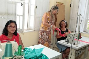 Voluntárias preparam fantasias para o Carnabonde