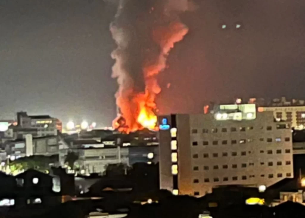 Incêndio destrói galpão no Porto de Santos