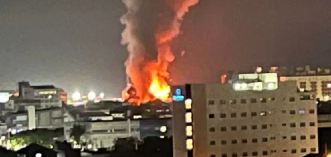 Incêndio destrói galpão no Porto de Santos