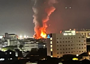 Incêndio destrói galpão no Porto de Santos