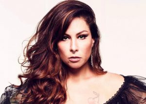 Pitty agita praia de Santos com show gratuito no mês da mulher