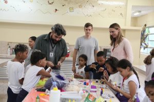 Alunos de Santos se divertem com caça aos ovos