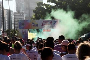 Mais de 700 corredores coloriram a orla de Santos