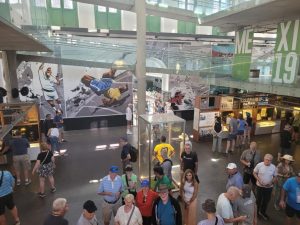 Turistas de cruzeiros visitam pontos turísticos em Santos