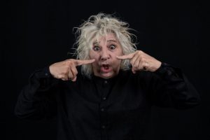 Denise Stoklos se apresenta em Santos