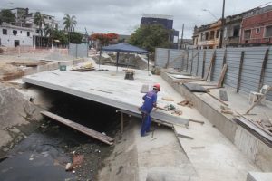 Demolição de pontilhão altera trânsito na Campos Sales