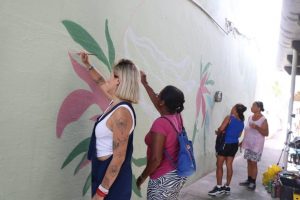 Policlínica de Santos celebra o mês da mulher com painel artístico