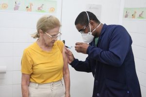 Mais de 800 pessoas são vacinadas contra a gripe em Santos
