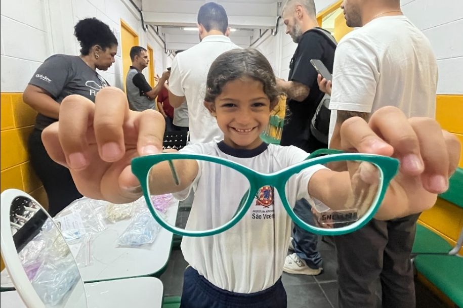 Alunos de São Vicente recebem óculos gratuitos | Jornal da Orla