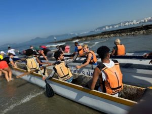 Alunos de esportes adaptados de Santos curtem aula especial de canoa havaiana