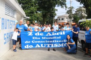 Alunos de Santos promovem caminhada para conscientização sobre o autismo