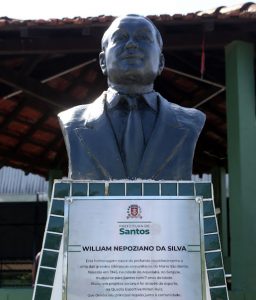 Busto homenageia líder comunitário em Santos