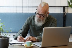 Conheça 10 profissões que mais empregam idosos
