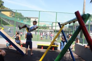 Quadra de futebol de morro de Santos é revitalizada