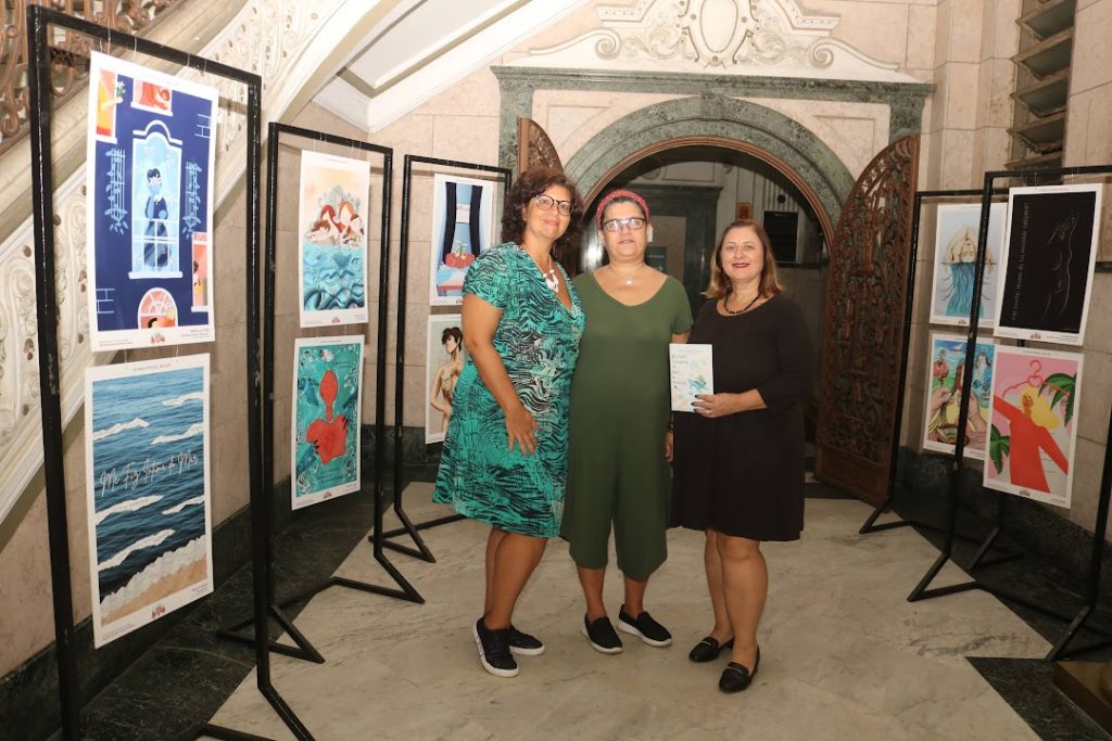 Exposição ilustra o cotidiano de mulheres caiçaras