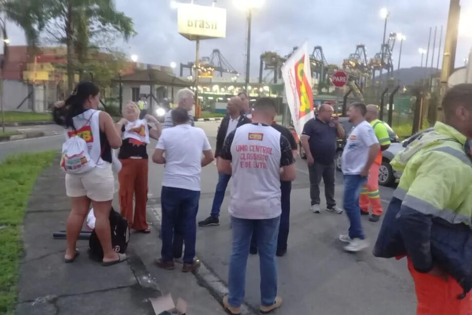 Trabalhadores portuários de Santos entram em greve