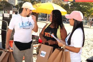 Campanha conscientiza ambulantes sobre prevenção ao câncer labial