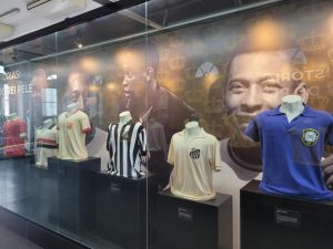 Museu Pelé abre exposição com as camisas do Rei