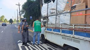 Força-tarefa fiscaliza caminhões de resíduos
